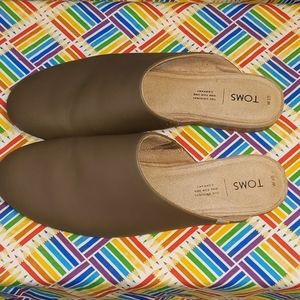 BNIB TOMS Leather Mules 10